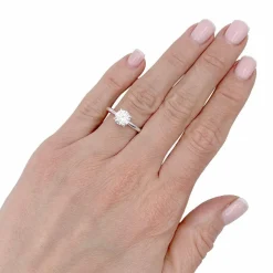 Bague solitaire en or blanc, diamant 1,11 carat.