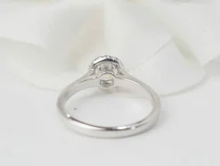 Bague solitaire en or blanc et diamant