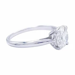 Bague solitaire en or blanc, diamant 1,36 carat.