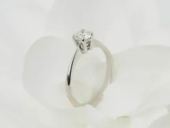 Bague solitaire en or blanc et diamant 0.51ct