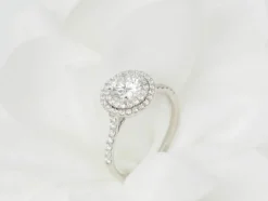 Bague solitaire en or blanc et diamants 0.72ct