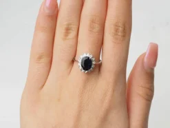 Bague solitaire en or blanc, diamants et saphir ovale