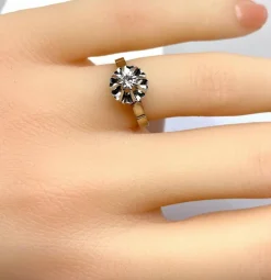 Bague solitaire en or blanc 18 carats et diamant 0,10 carat
