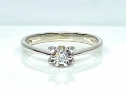 Bague solitaire en or blanc et diamants