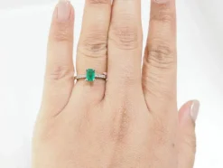 Bague solitaire en or blanc, émeraude et diamants