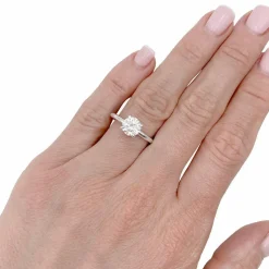 Bague solitaire en or blanc, diamant 1,11 carat.