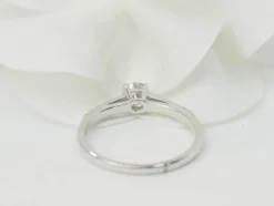 Bague solitaire en or blanc et diamants 0.30 ct
