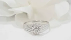 Bague solitaire en or blanc et diamant