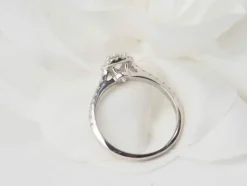 Bague solitaire en or blanc et diamant
