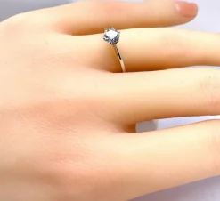 Bague solitaire en or blanc et diamant