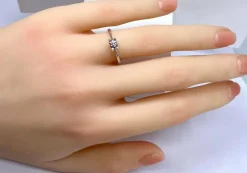 Bague solitaire en or blanc et diamants