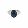Bague solitaire en or gris avec saphir épaulé de diamants