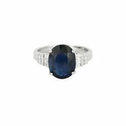 Bague solitaire en or gris avec saphir épaulé de diamants