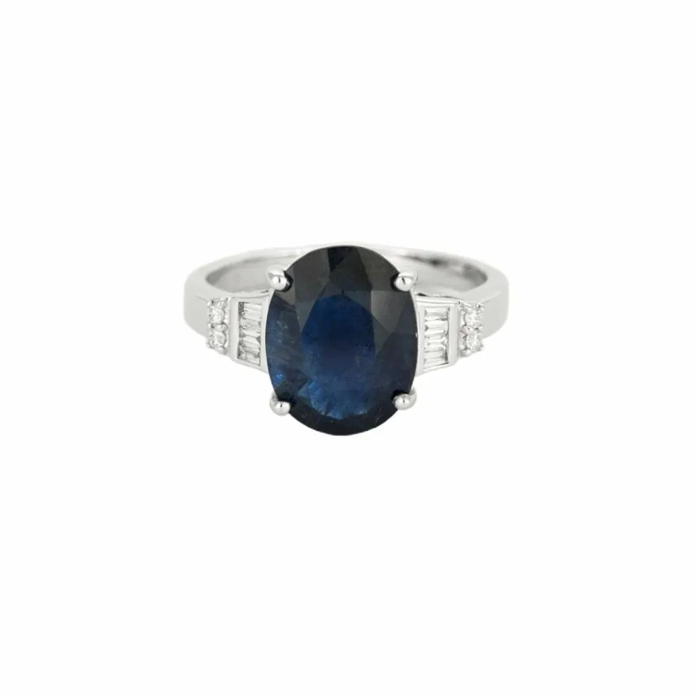 Bague solitaire en or gris avec saphir épaulé de diamants