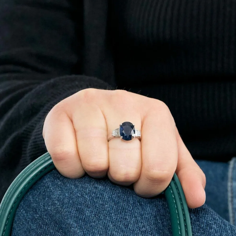 Bague solitaire en or gris avec saphir épaulé de diamants