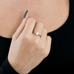 Bague solitaire en or gris et diamant