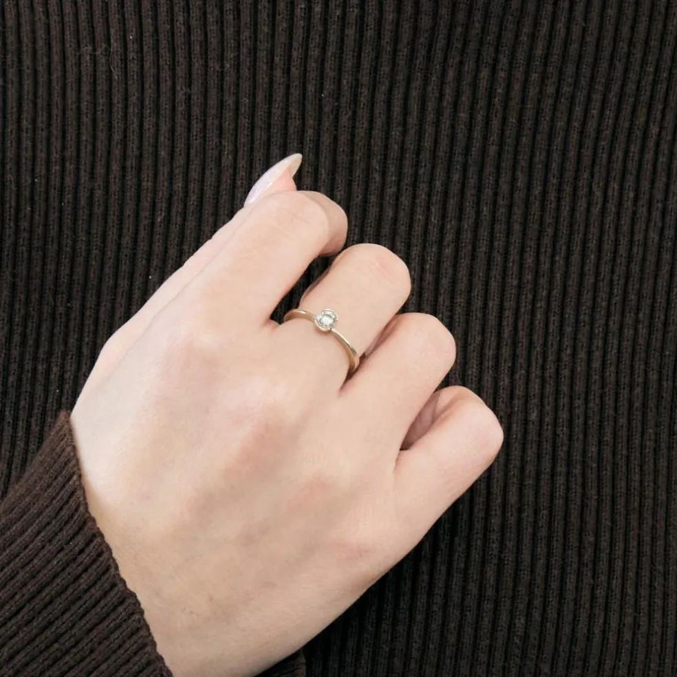 Bague solitaire en or gris et diamant