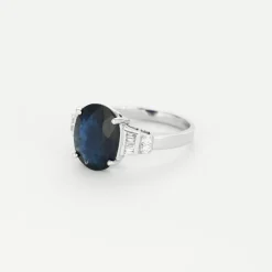 Bague solitaire en or gris avec saphir épaulé de diamants