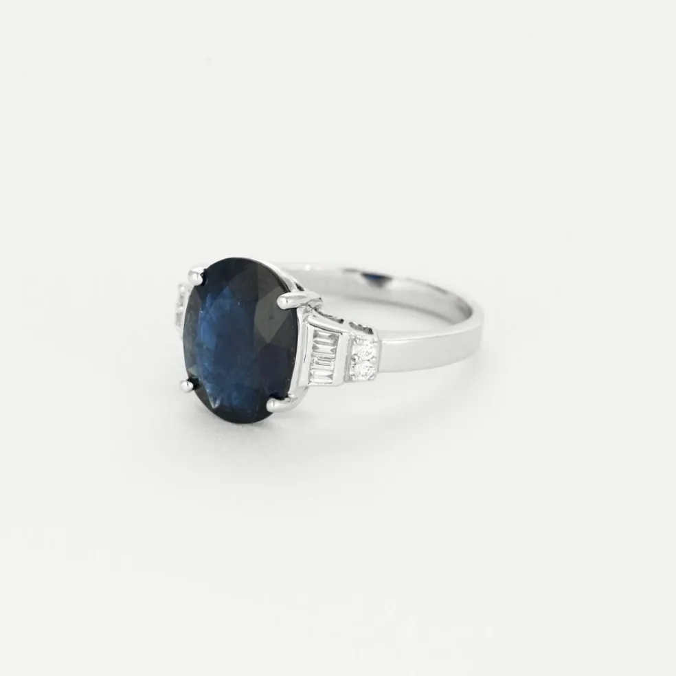 Bague solitaire en or gris avec saphir épaulé de diamants