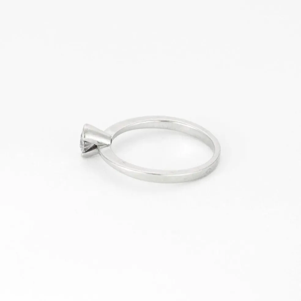 Bague solitaire en or gris et diamant