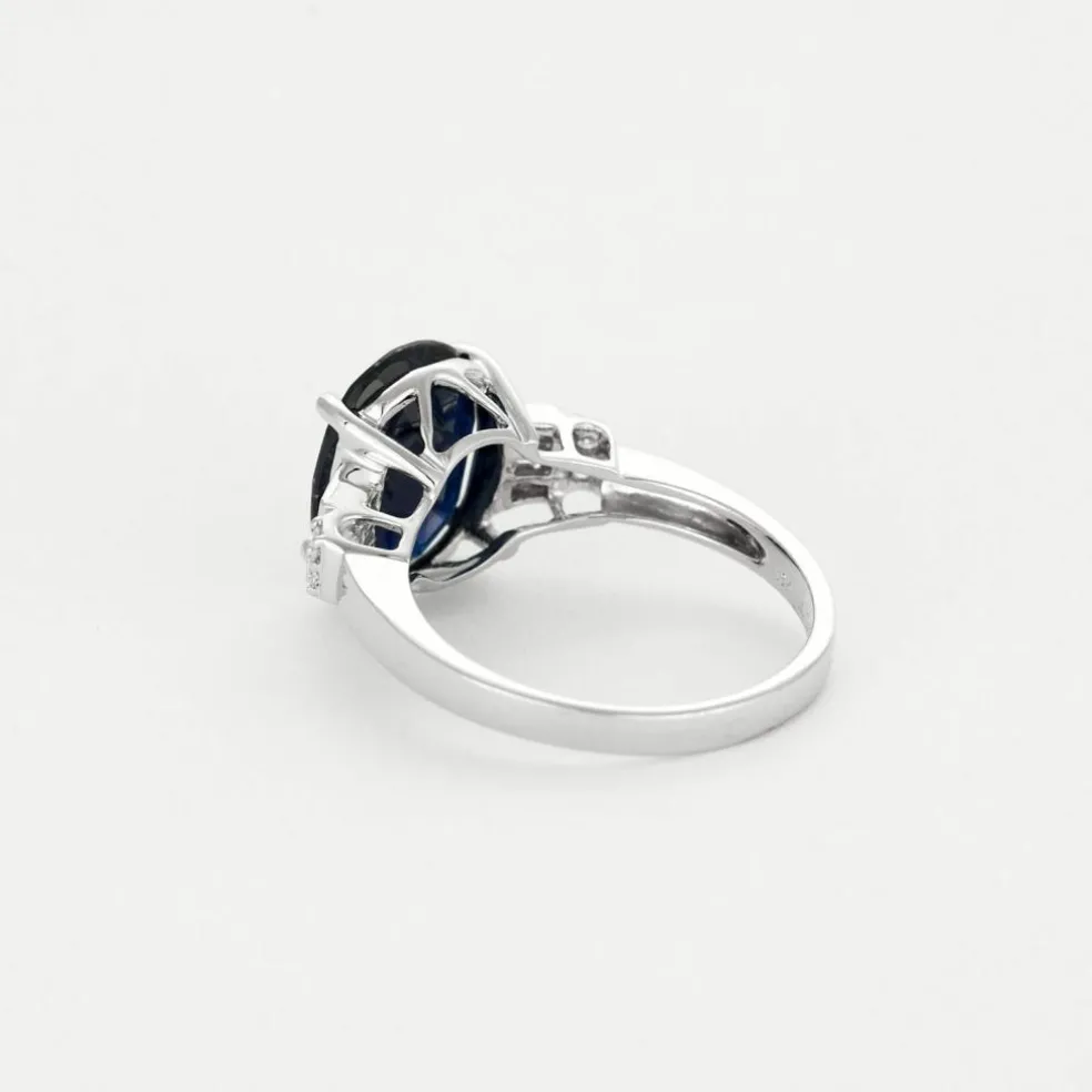 Bague solitaire en or gris avec saphir épaulé de diamants