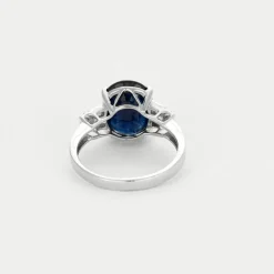 Bague solitaire en or gris avec saphir épaulé de diamants