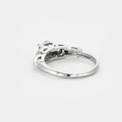 Bague solitaire en or gris