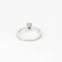 Bague solitaire en or gris et diamant