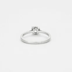 Bague solitaire en or gris et diamant