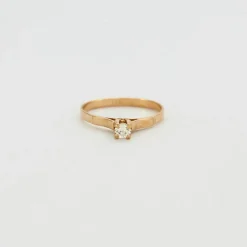 Bague solitaire en or jaune 18 carats sertie d’un diamant