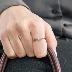 Bague solitaire en or jaune et diamant