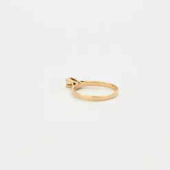 Bague solitaire en or jaune 18 carats sertie d’un diamant