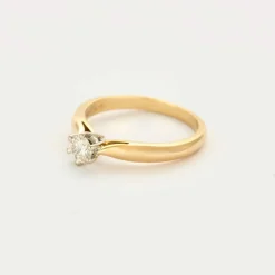 Bague solitaire en or jaune et diamant