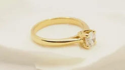 Bague solitaire en or jaune et diamant
