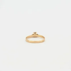 Bague solitaire en or jaune 18 carats sertie d’un diamant