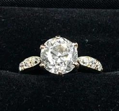 Bague solitaire en or jaune orné d’un diamant 2,67 carats