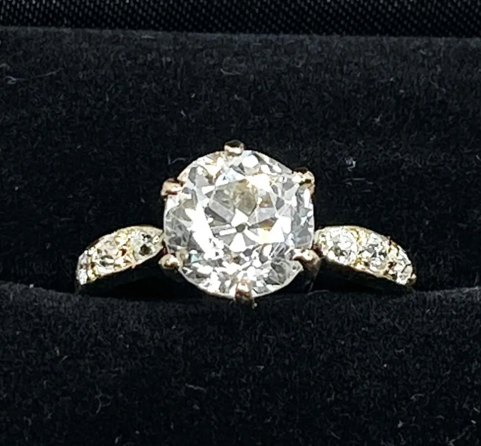 Bague solitaire en or jaune orné d’un diamant 2,67 carats