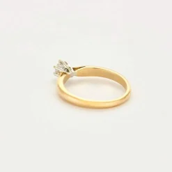 Bague solitaire en or jaune et diamant