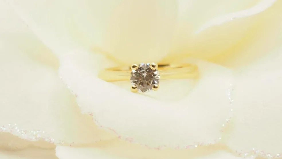Bague solitaire en or jaune et diamant