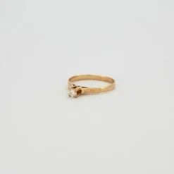 Bague solitaire en or jaune 18 carats sertie d’un diamant