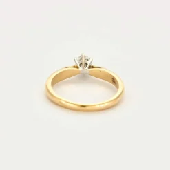 Bague solitaire en or jaune et diamant