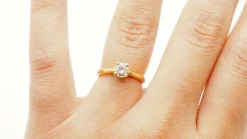Bague solitaire en or jaune et diamant