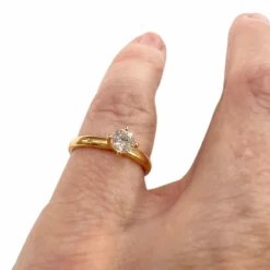 Bague solitaire en or jaune avec diamant