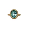 Bague solitaire en or rose avec topaze ovale bleue
