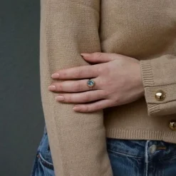 Bague solitaire en or rose avec topaze ovale bleue