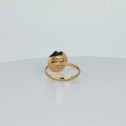 Bague solitaire en or rose avec topaze ovale bleue