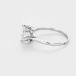 Bague solitaire en platine et diamant