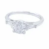 Bague solitaire encadré de diamants baguette.