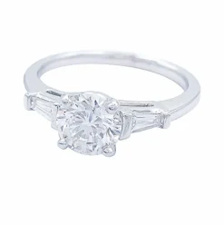 Bague solitaire encadré de diamants baguette.