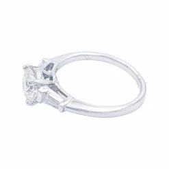 Bague solitaire encadré de diamants baguette.